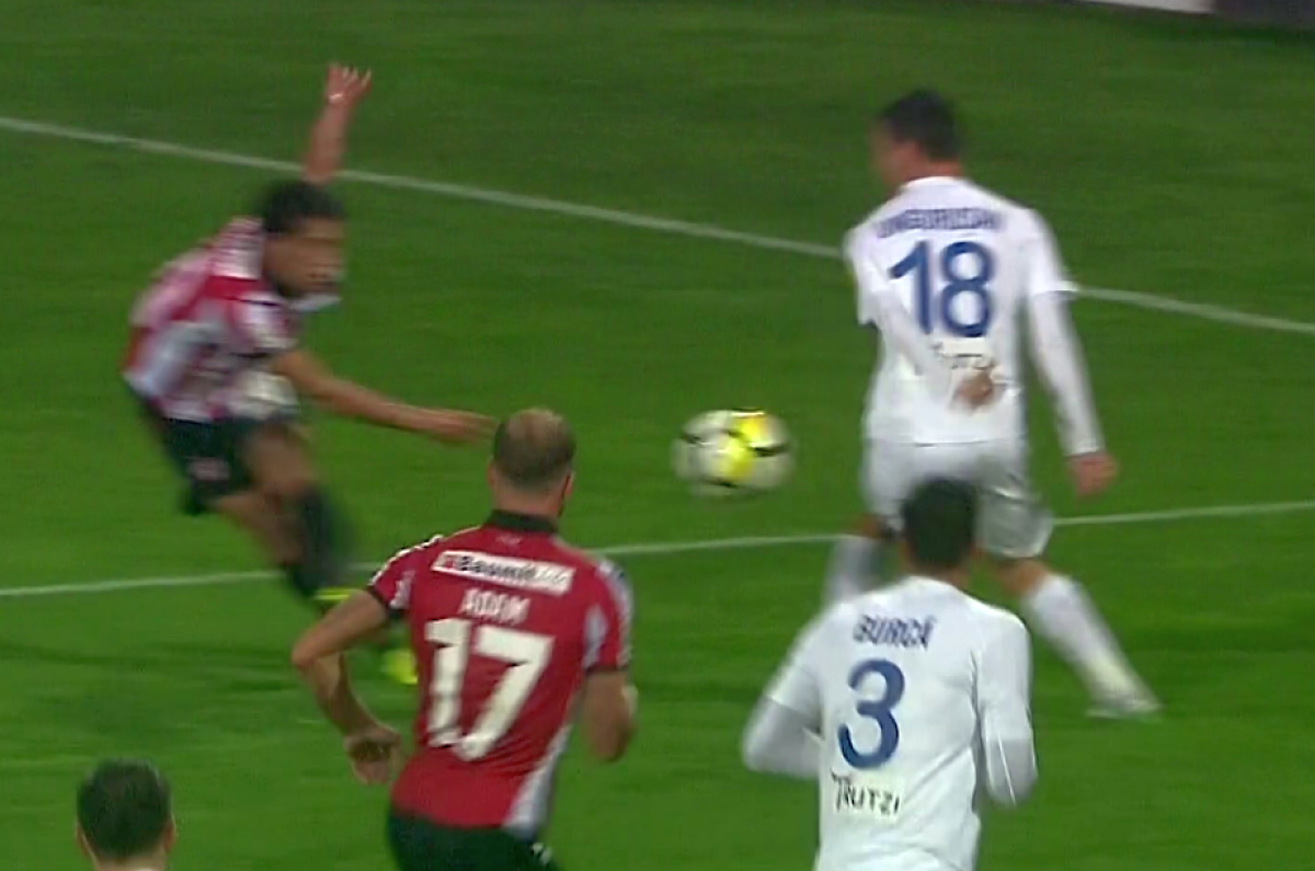 FOTO Două penalty-uri într-un minut solicitate în Botoșani - Dinamo. Verdictul specialistului