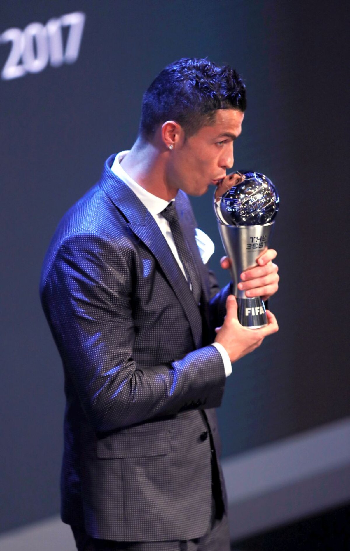 GALERIE FOTO Premiile FIFA pe 2017 » Cristiano Ronaldo a luat marele trofeu: "E un moment extraordinar pentru mine" + Cum arată cel mai bun ”11” al anului