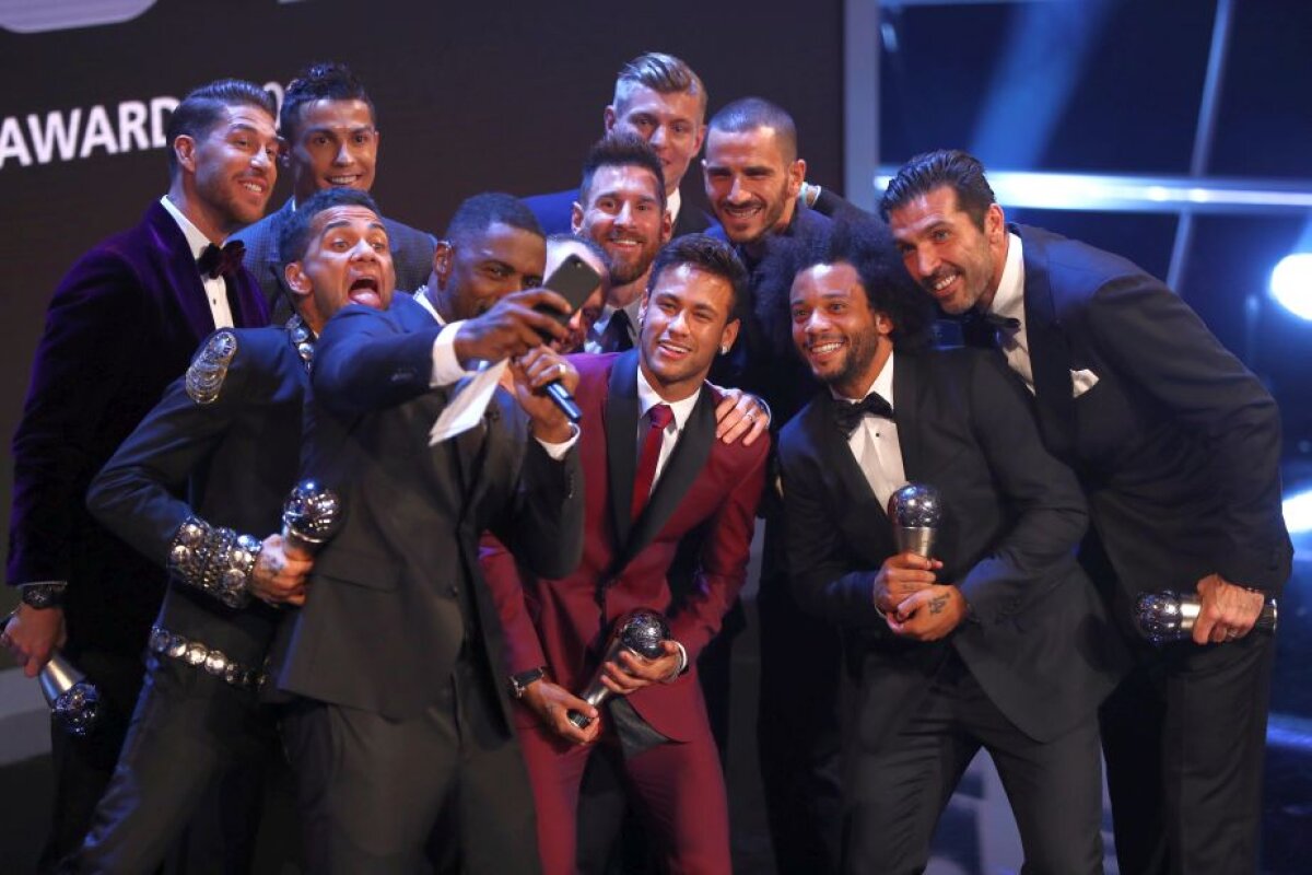 GALERIE FOTO Premiile FIFA pe 2017 » Cristiano Ronaldo a luat marele trofeu: "E un moment extraordinar pentru mine" + Cum arată cel mai bun ”11” al anului
