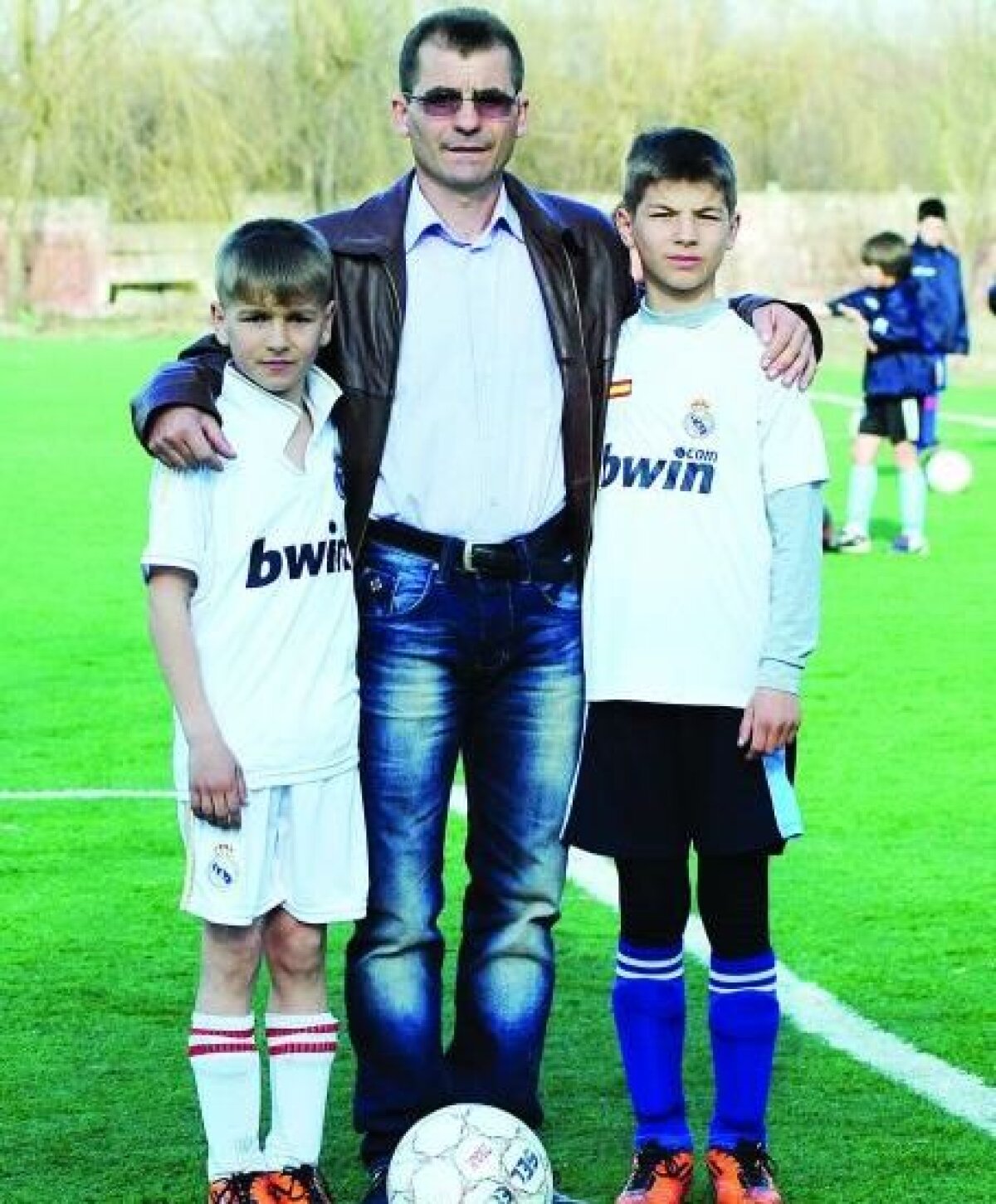 EXCLUSIV Povestea puștiului de 16 ani de la țară care a uimit la debutul la FCSB: "Am muncit pământul ca să-mi țin băieții la fotbal, iar Craiova ne-a umilit! Să nu mai auzim de ea!"