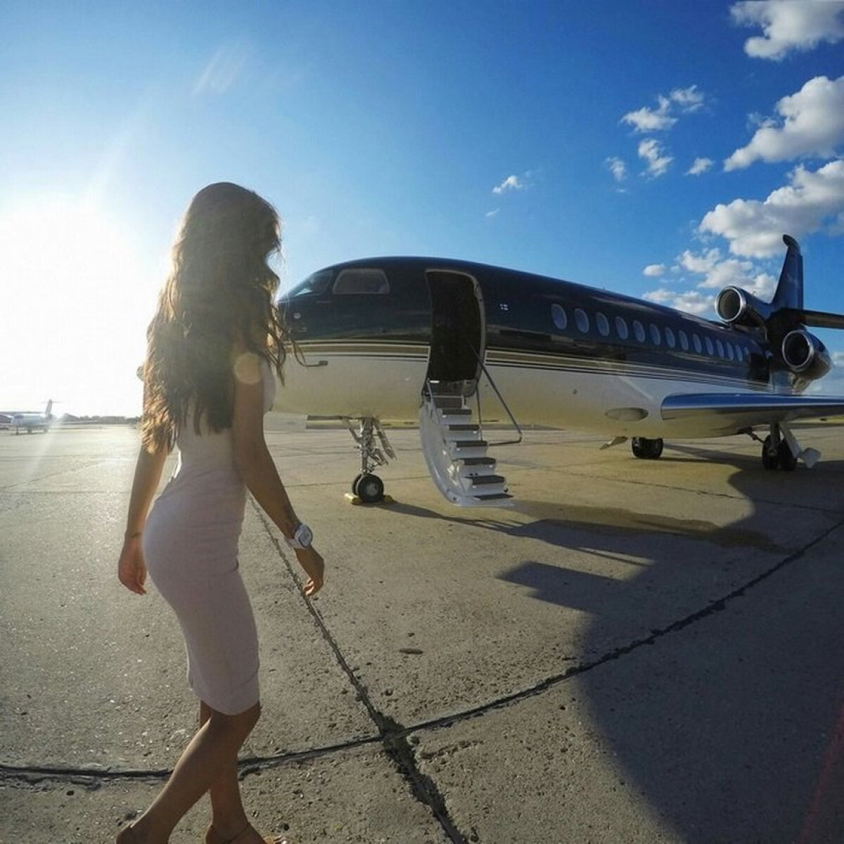 GALERIE FOTO Ultima modă la ruși: închiriezi un avion de lux care nu zboară, îți faci poze și te lauzi pe Facebook
