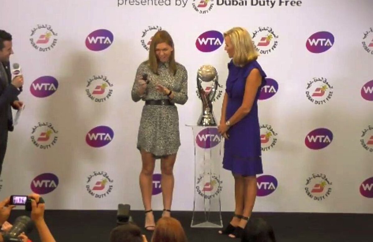 SIMONA HALEP LIDER MONDIAL // FOTO Simona Halep a primit trofeul pentru primul loc WTA: "E imens pentru România" » Ce mesaj i-a transmis lui Roger Federer