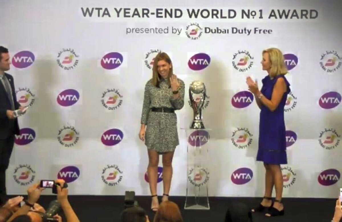 SIMONA HALEP LIDER MONDIAL // FOTO Simona Halep a primit trofeul pentru primul loc WTA: "E imens pentru România" » Ce mesaj i-a transmis lui Roger Federer