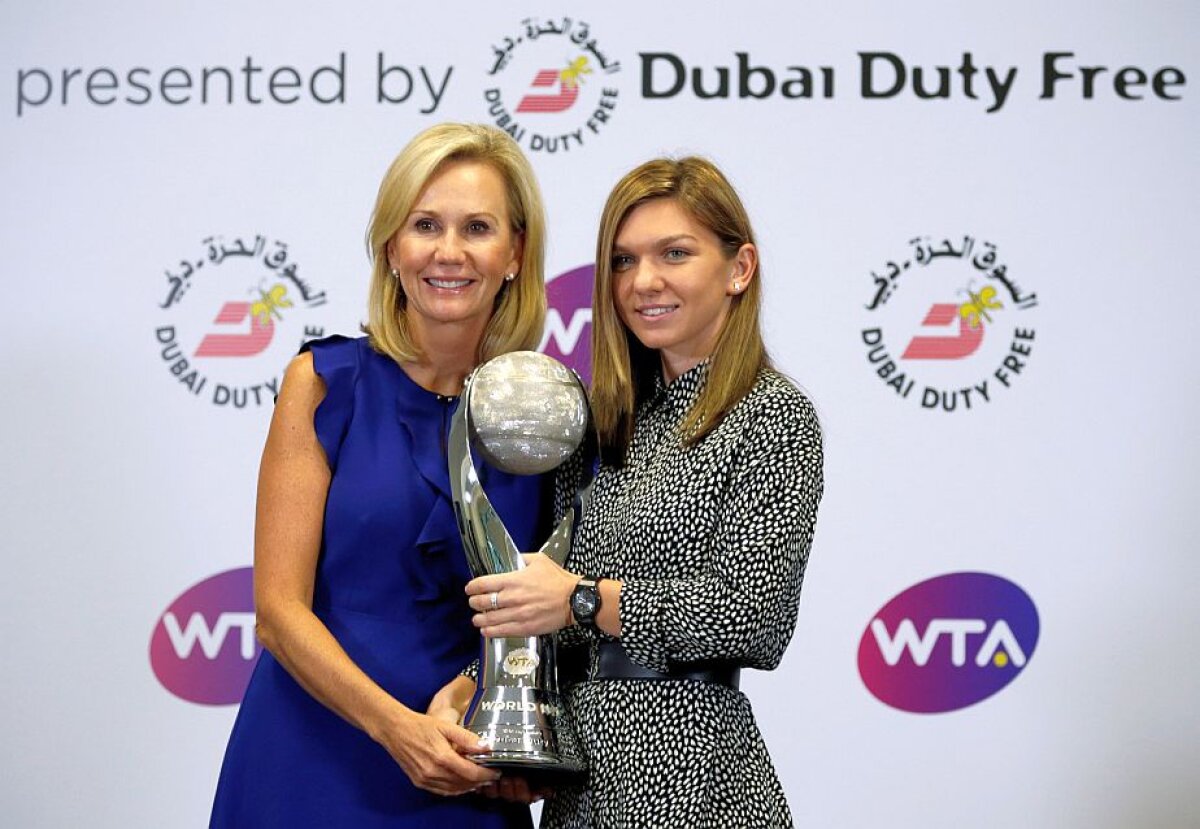 SIMONA HALEP LIDER MONDIAL // FOTO Simona Halep a primit trofeul pentru primul loc WTA: "E imens pentru România" » Ce mesaj i-a transmis lui Roger Federer