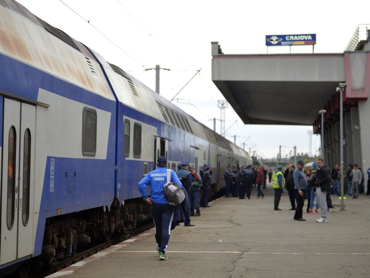 VIDEO+FOTO Suporterii lui CSU au luat cu asalt gara din Craiova! Au avut la dispoziție un tren în culorile echipei, iar CFR le-a transmis un mesaj special