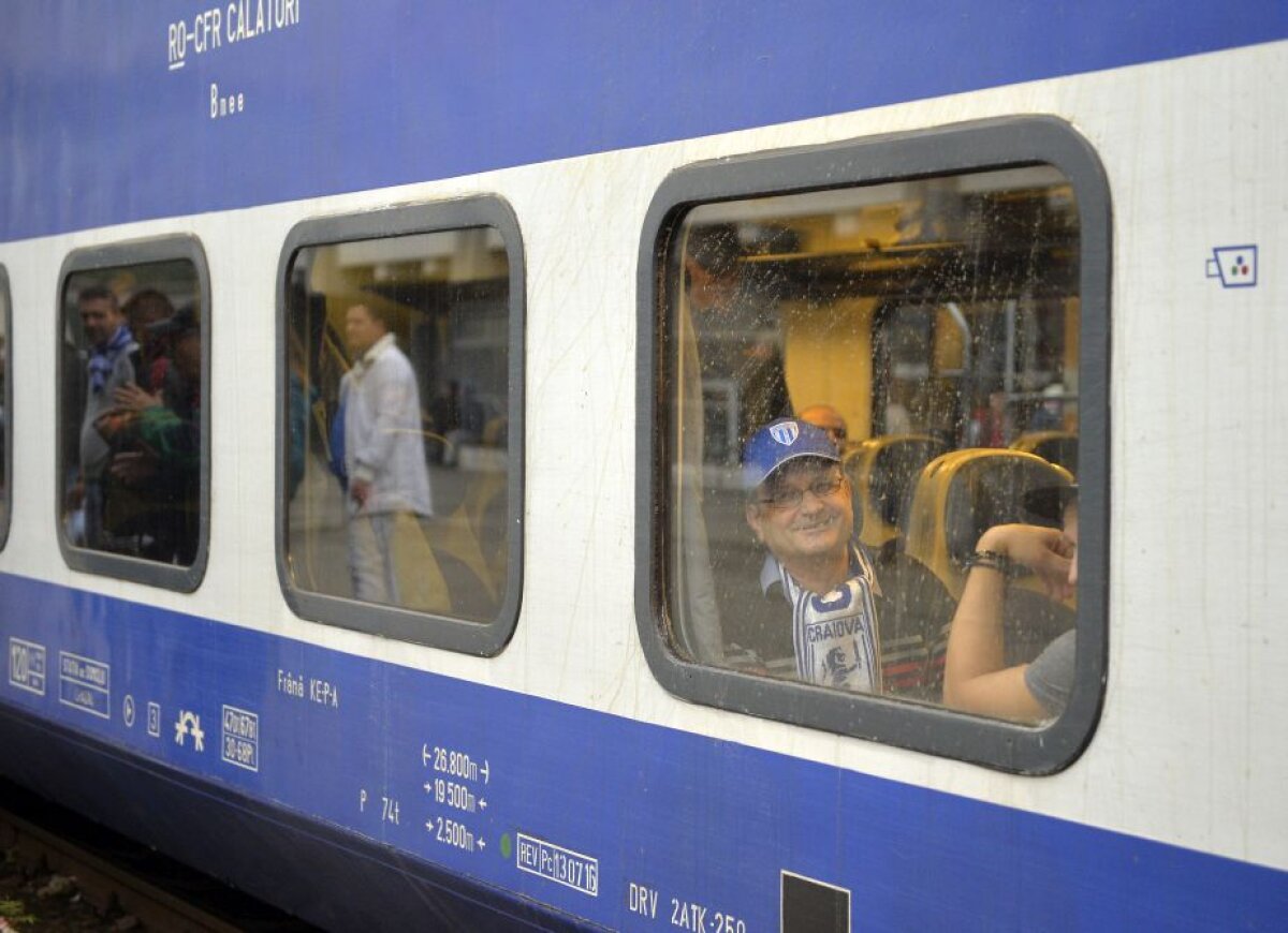 VIDEO+FOTO Suporterii lui CSU au luat cu asalt gara din Craiova! Au avut la dispoziție un tren în culorile echipei, iar CFR le-a transmis un mesaj special
