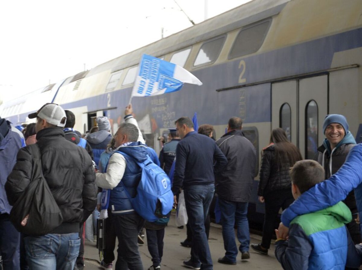 VIDEO+FOTO Suporterii lui CSU au luat cu asalt gara din Craiova! Au avut la dispoziție un tren în culorile echipei, iar CFR le-a transmis un mesaj special