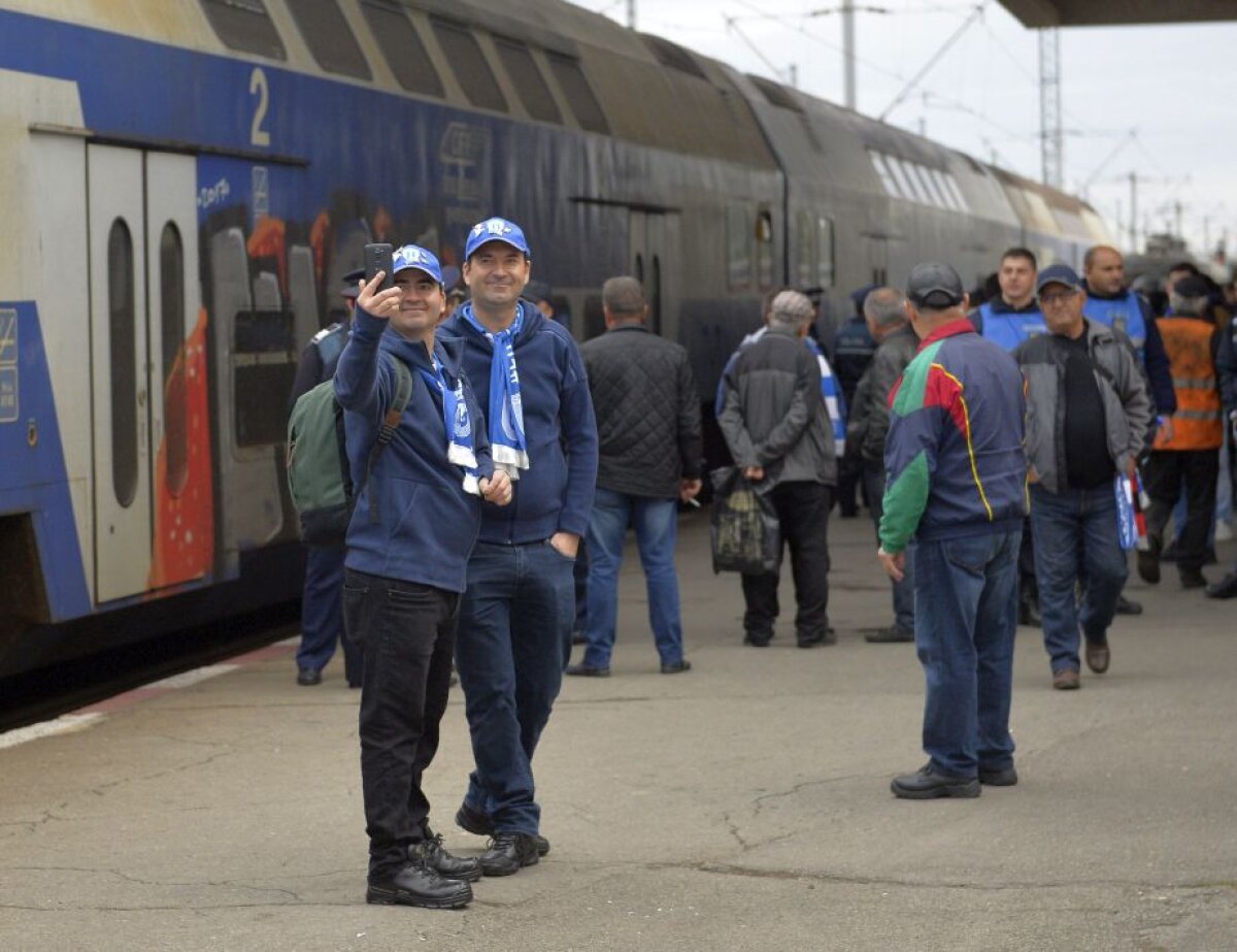 VIDEO+FOTO Suporterii lui CSU au luat cu asalt gara din Craiova! Au avut la dispoziție un tren în culorile echipei, iar CFR le-a transmis un mesaj special