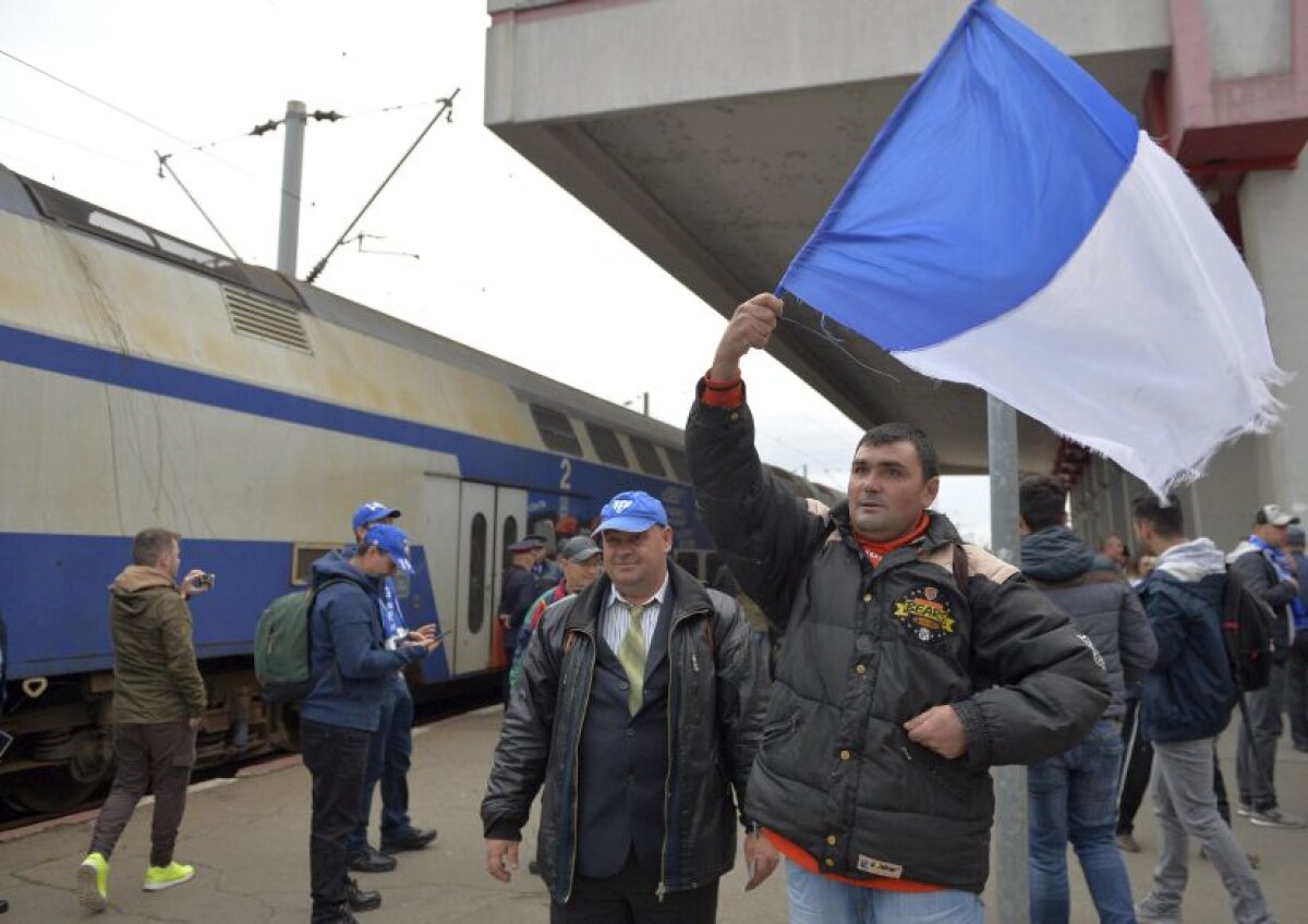 VIDEO+FOTO Suporterii lui CSU au luat cu asalt gara din Craiova! Au avut la dispoziție un tren în culorile echipei, iar CFR le-a transmis un mesaj special
