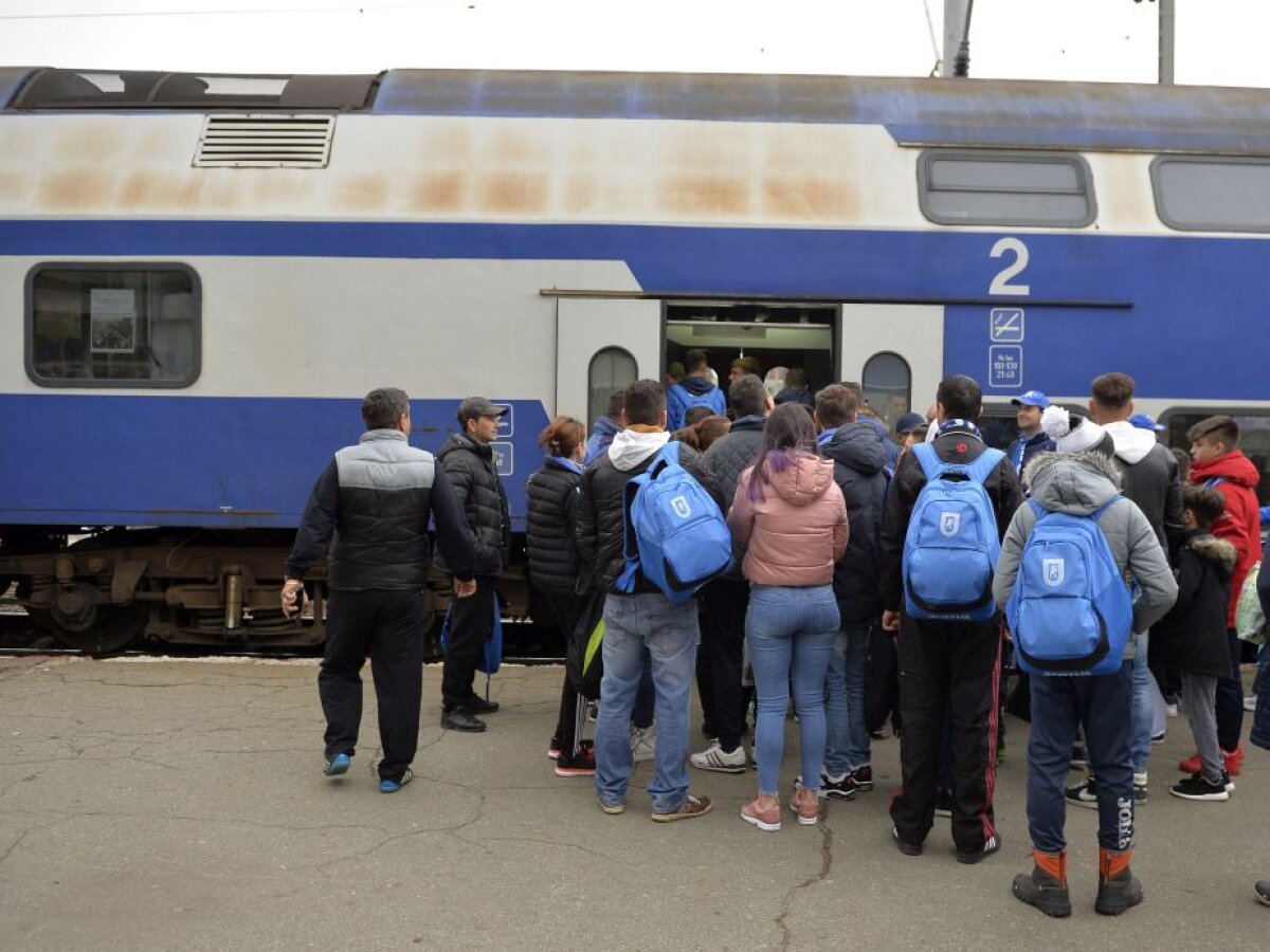 VIDEO+FOTO Suporterii lui CSU au luat cu asalt gara din Craiova! Au avut la dispoziție un tren în culorile echipei, iar CFR le-a transmis un mesaj special