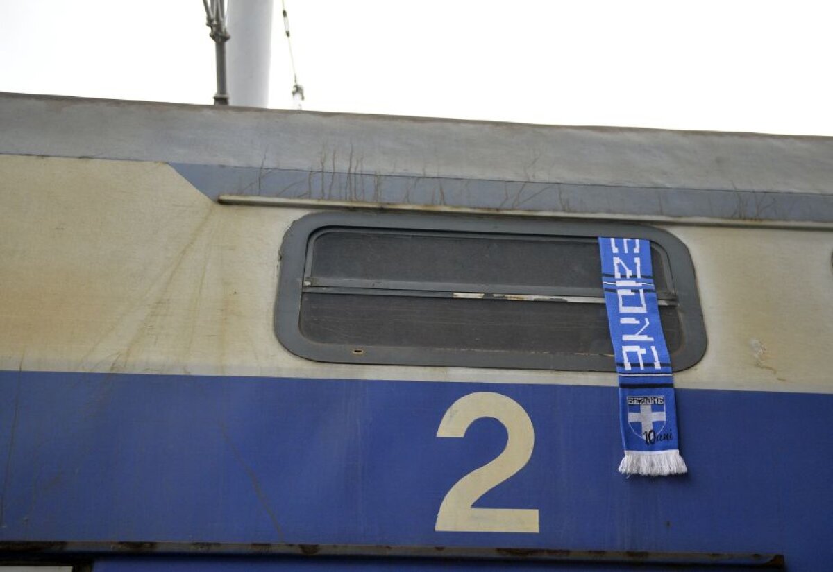 VIDEO+FOTO Suporterii lui CSU au luat cu asalt gara din Craiova! Au avut la dispoziție un tren în culorile echipei, iar CFR le-a transmis un mesaj special