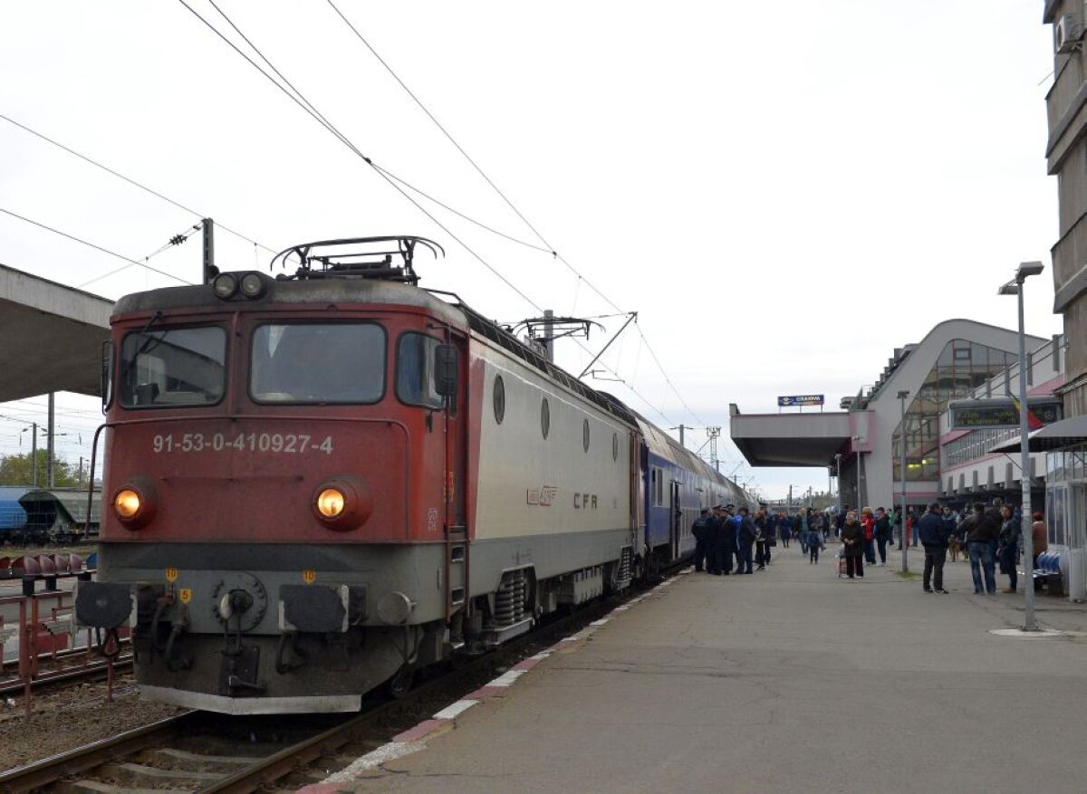 VIDEO+FOTO Suporterii lui CSU au luat cu asalt gara din Craiova! Au avut la dispoziție un tren în culorile echipei, iar CFR le-a transmis un mesaj special