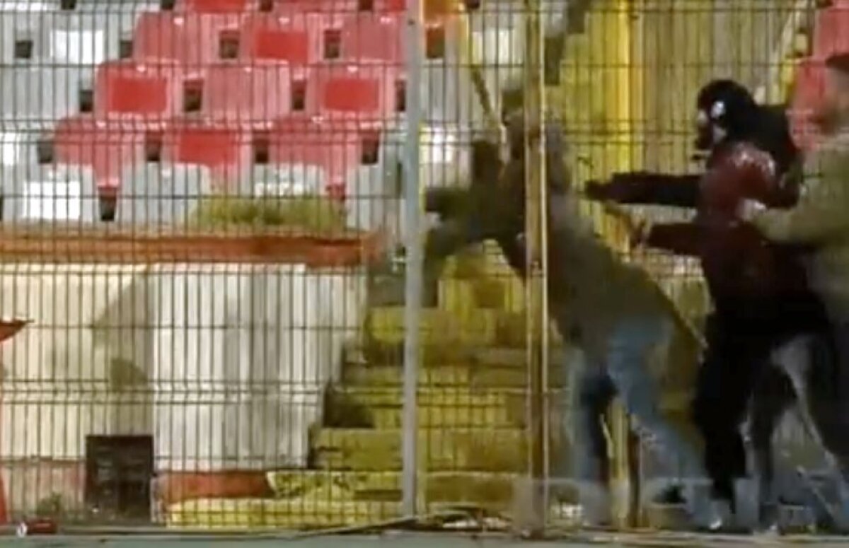 VIDEO + FOTO Premiul "proștii stadioanelor" » Imagini incredibile: cum au dat huliganii lui Dinamo cu picioarele într-o ușă care se deschidea invers :D