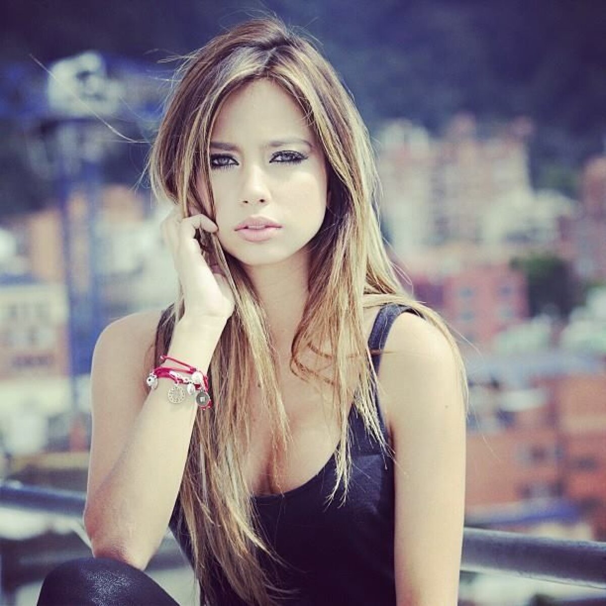 FOTO Avocata sexy adoră fotbalul » Catalina e inteligentă și impresionează prin frumusețea sa exotică