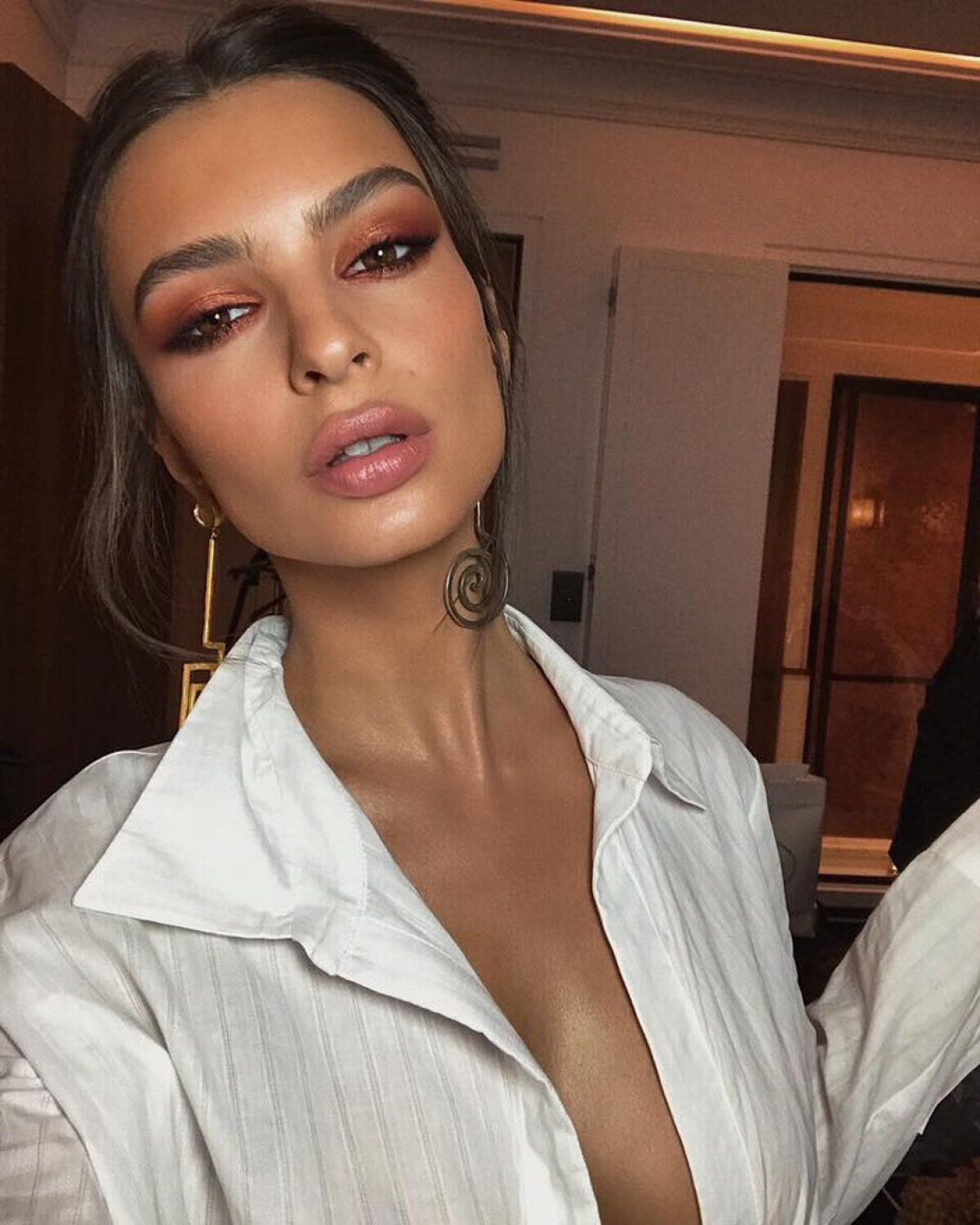 GALERIE FOTO Emily Ratajkowski, fotografii superbe pe Facebook