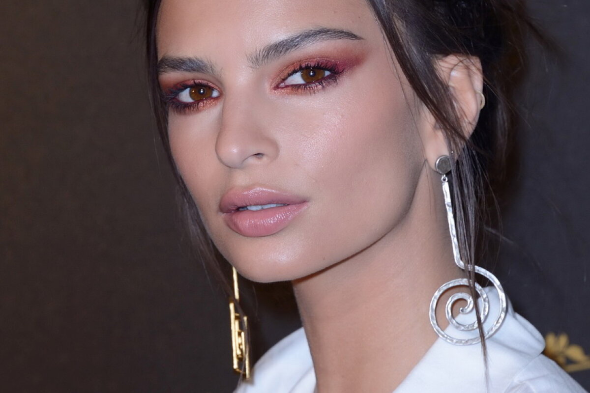 GALERIE FOTO Emily Ratajkowski, fotografii superbe pe Facebook