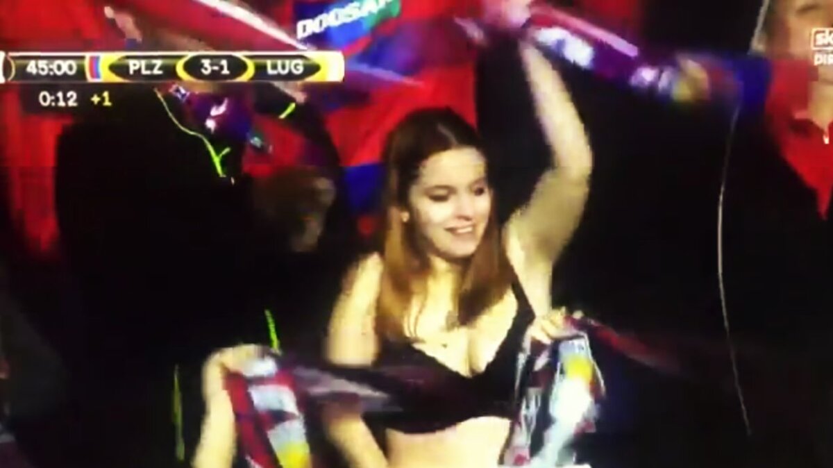 VIDEO+FOTO Moment savuros la Plzen » O fană a renunţat la haine după golul favoriţilor şi a rămas în sutien!