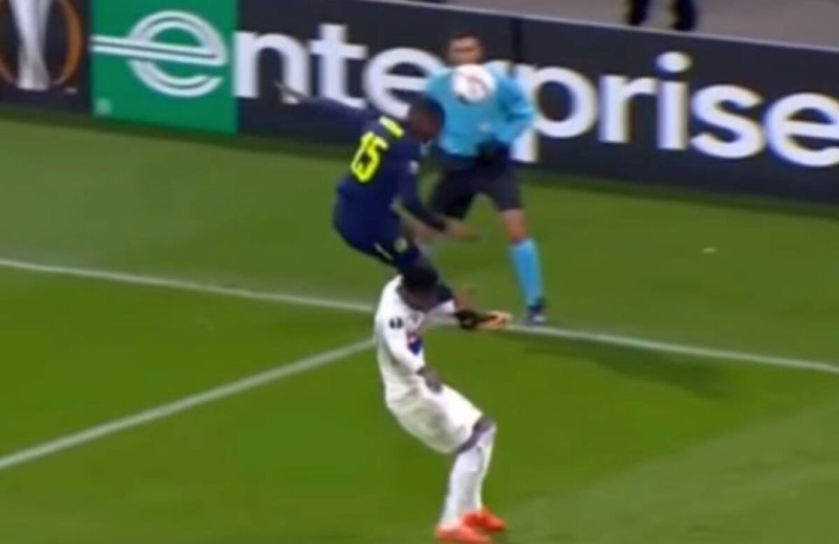 FOTO » Comoție cerebrală pe teren! A căzut pe gât după un duel aerian și și-a pierdut cunoștința!