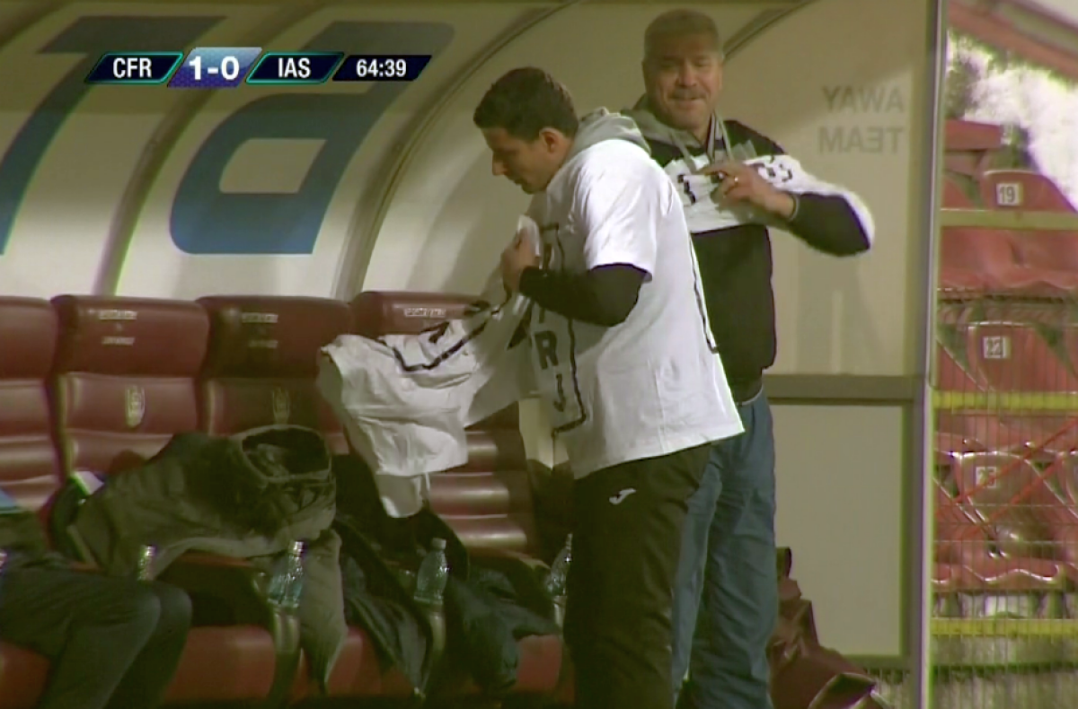 FOTO Scandal la meciul dintre CFR Cluj și Poli Iași! Ieșenii au venit cu tricouri speciale pentru a protesta împotriva arbitrajului și au întrerupt meciul