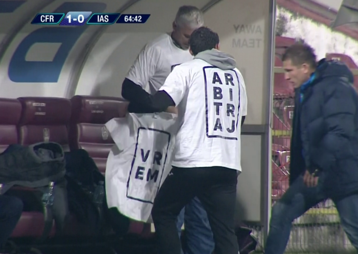 FOTO Scandal la meciul dintre CFR Cluj și Poli Iași! Ieșenii au venit cu tricouri speciale pentru a protesta împotriva arbitrajului și au întrerupt meciul