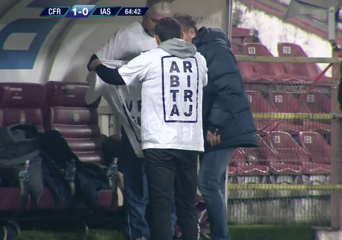 FOTO Scandal la meciul dintre CFR Cluj și Poli Iași! Ieșenii au venit cu tricouri speciale pentru a protesta împotriva arbitrajului și au întrerupt meciul