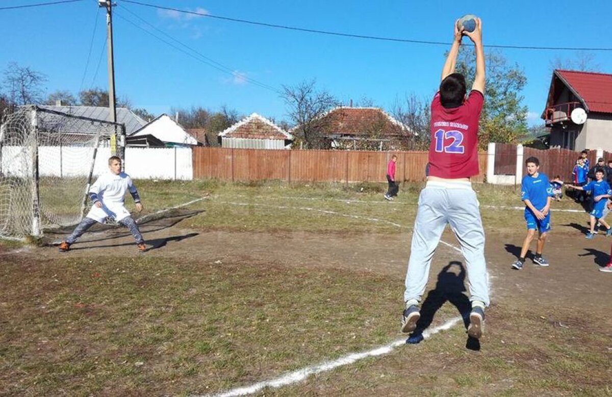 FOTO România, 2017 » Handbal pe maidan: copiii au jucat în condiții demne de secolul trecut