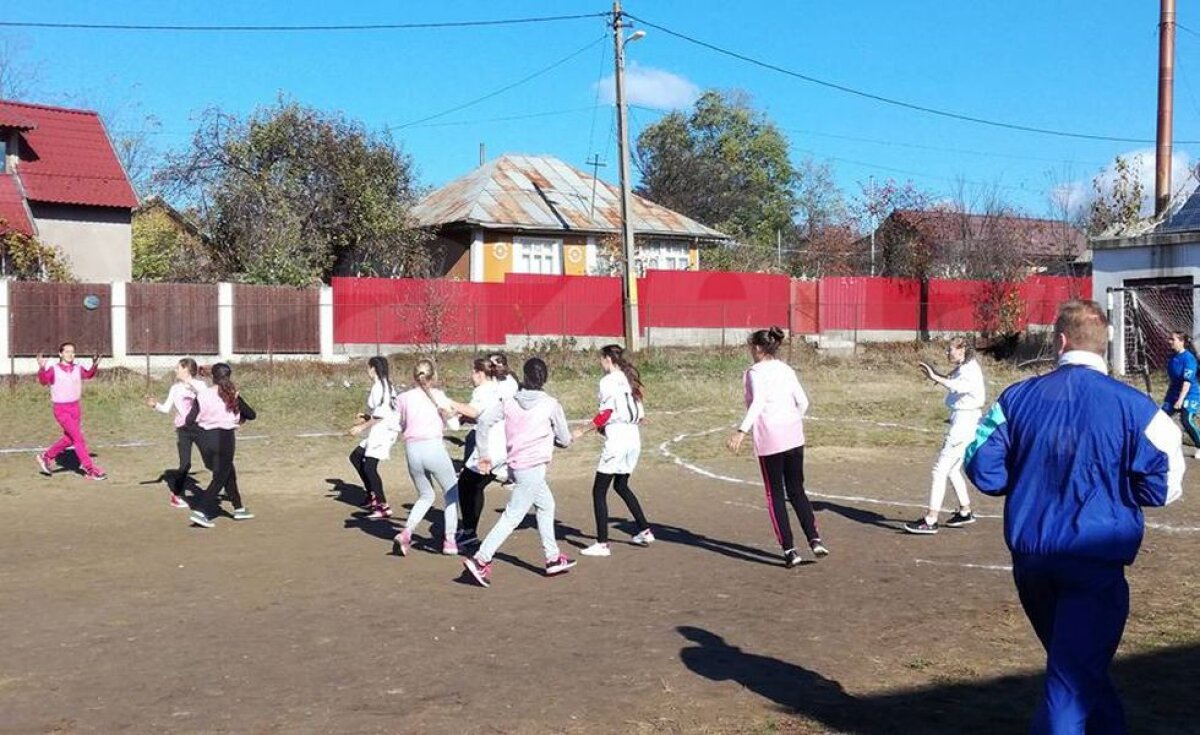 FOTO România, 2017 » Handbal pe maidan: copiii au jucat în condiții demne de secolul trecut