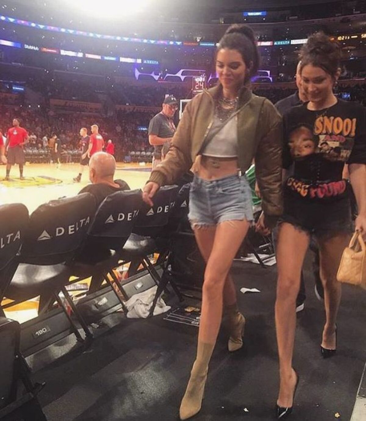 FOTO Air Bella » Faimoasa Hadid se implică într-o campanie inedită: e frontman în "Air Force One"