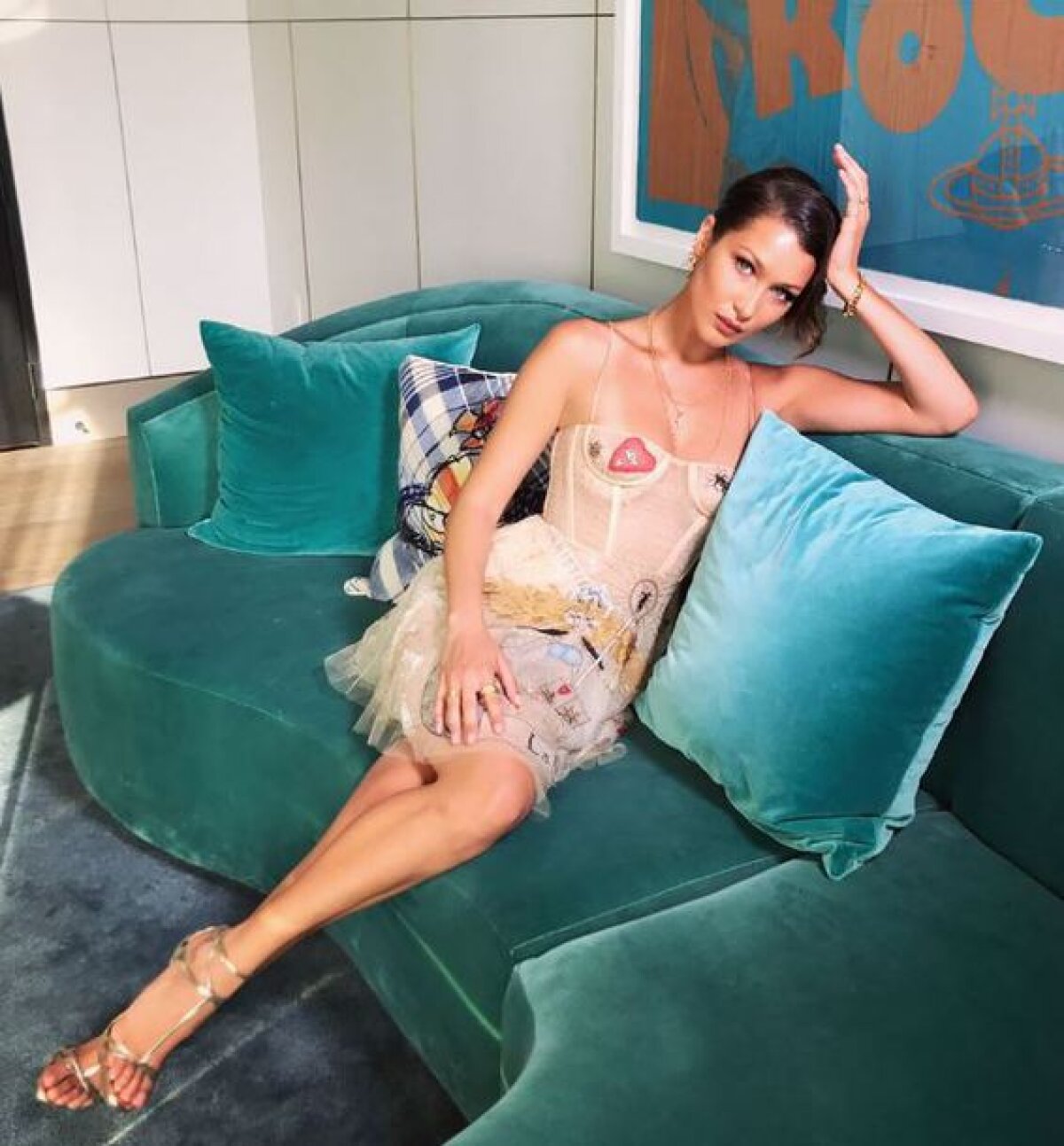 FOTO Air Bella » Faimoasa Hadid se implică într-o campanie inedită: e frontman în "Air Force One"