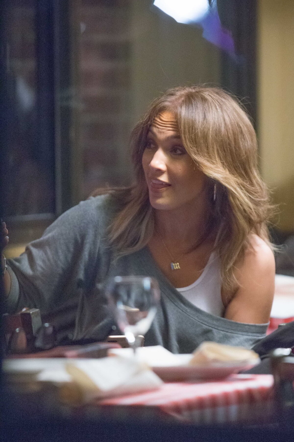GALERIE FOTO Jennifer Lopez, în ipostaze mai puțin demne de o divă. Uite ce a putut să facă într-un restaurant!