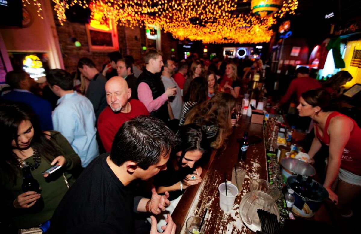 Cea mai mare nebunie făcută la o petrecere! Este incredibil ce a păţit un bărbat!