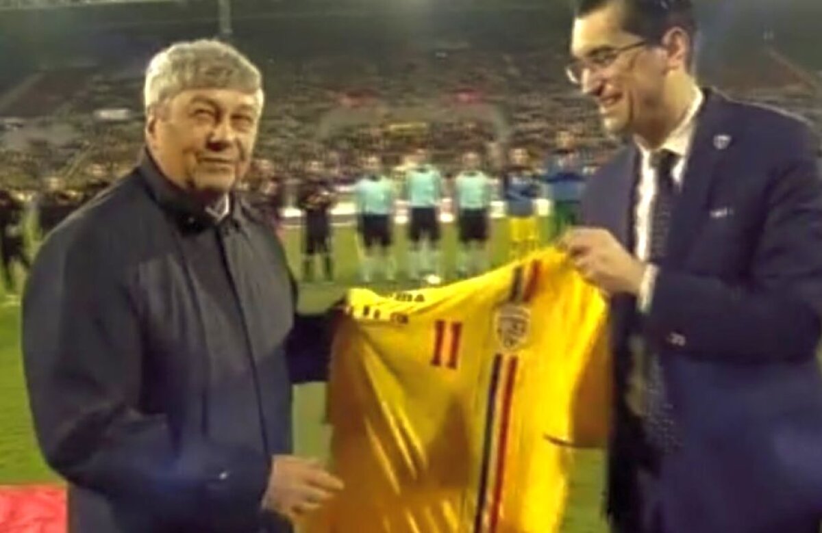 GALERIE FOTO Moment deosebit înainte de România - Turcia » Mircea Lucescu, premiat de Burleanu