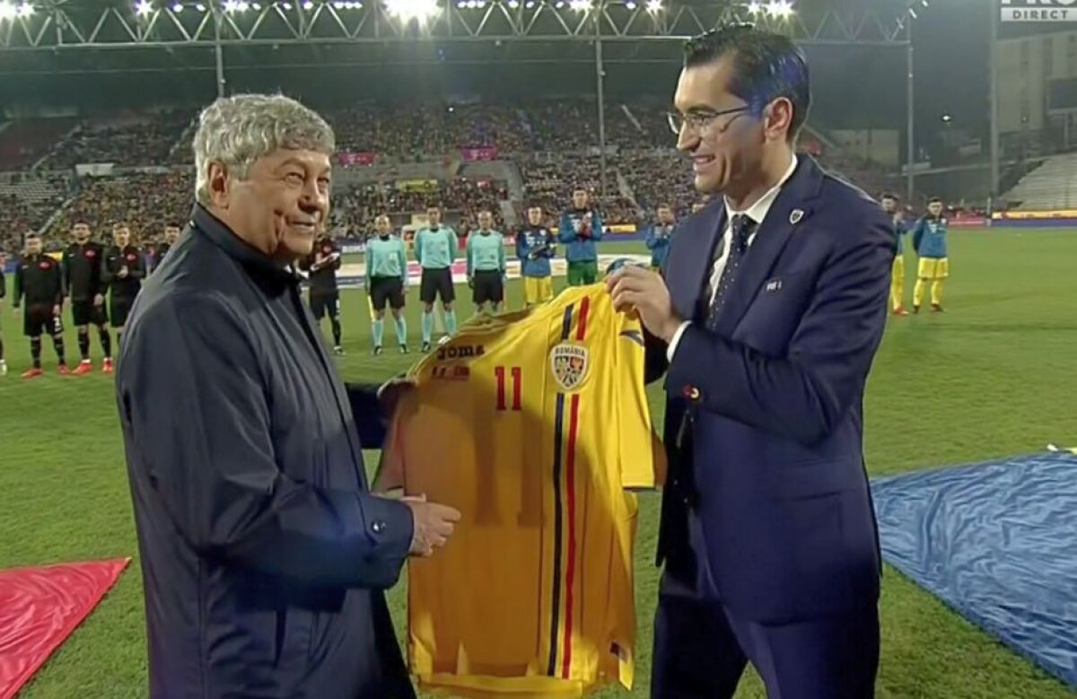 GALERIE FOTO Moment deosebit înainte de România - Turcia » Mircea Lucescu, premiat de Burleanu