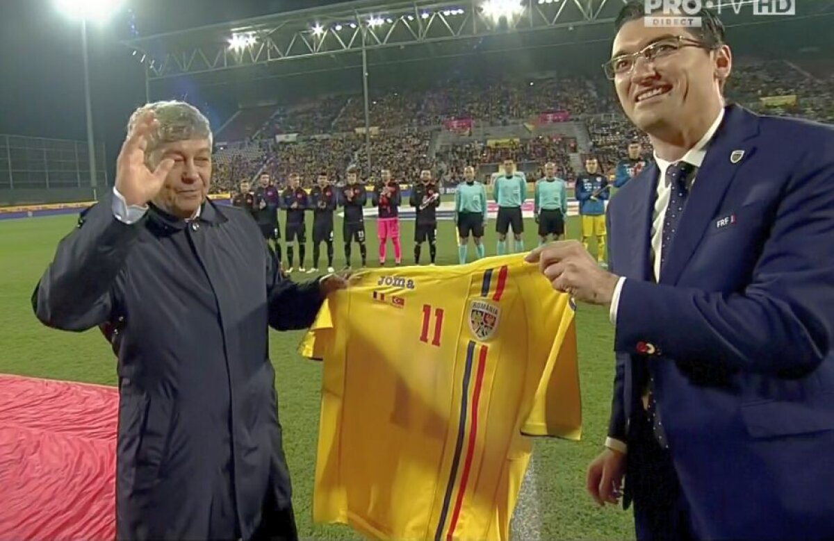 GALERIE FOTO Moment deosebit înainte de România - Turcia » Mircea Lucescu, premiat de Burleanu