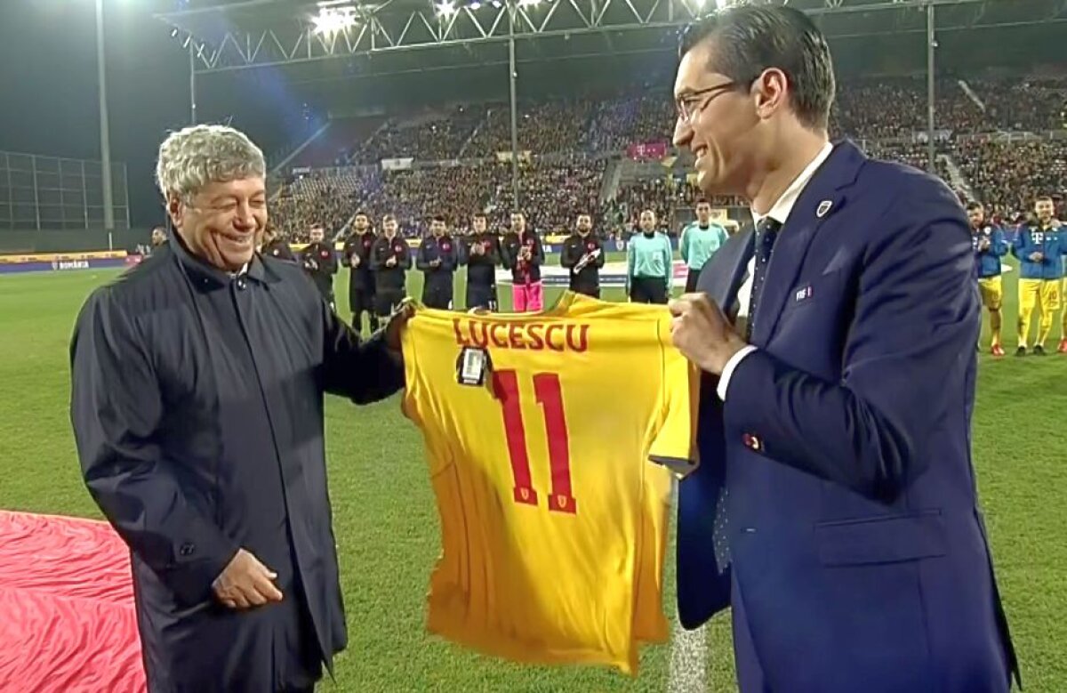 GALERIE FOTO Moment deosebit înainte de România - Turcia » Mircea Lucescu, premiat de Burleanu