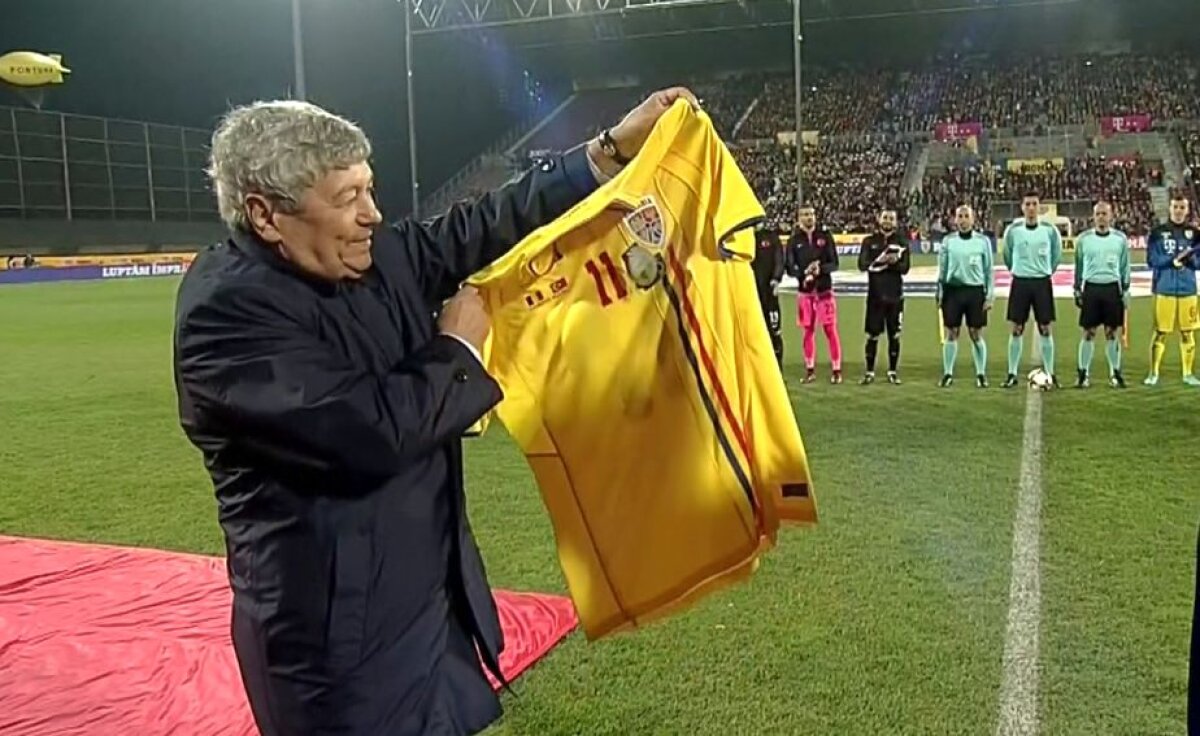 GALERIE FOTO Moment deosebit înainte de România - Turcia » Mircea Lucescu, premiat de Burleanu