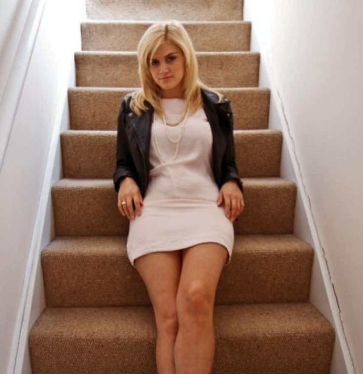 FOTO Ea sparge audiențele la Leeds TV! Cine e blonda sexy care îi încântă pe suporterii britanici