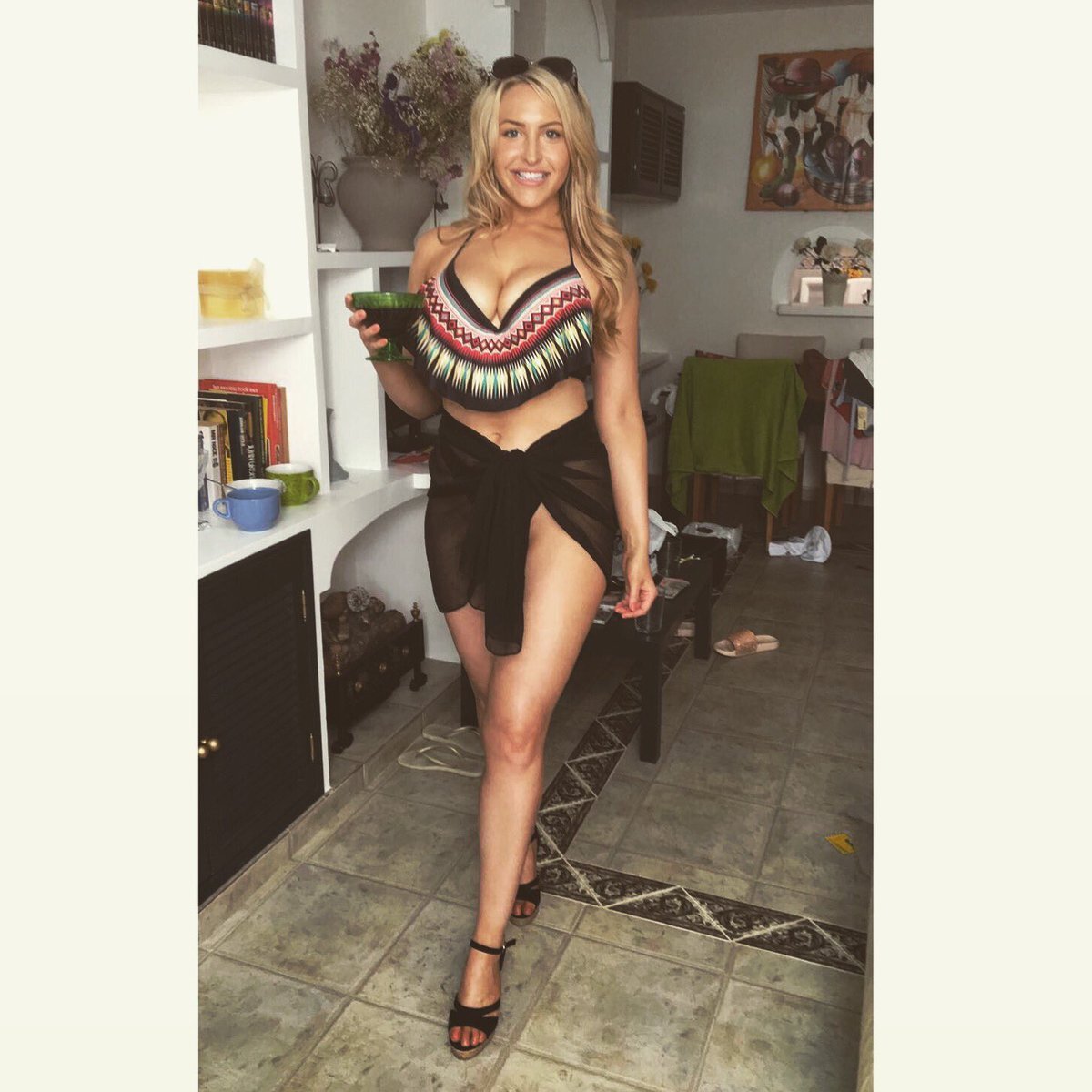 FOTO Ea sparge audiențele la Leeds TV! Cine e blonda sexy care îi încântă pe suporterii britanici