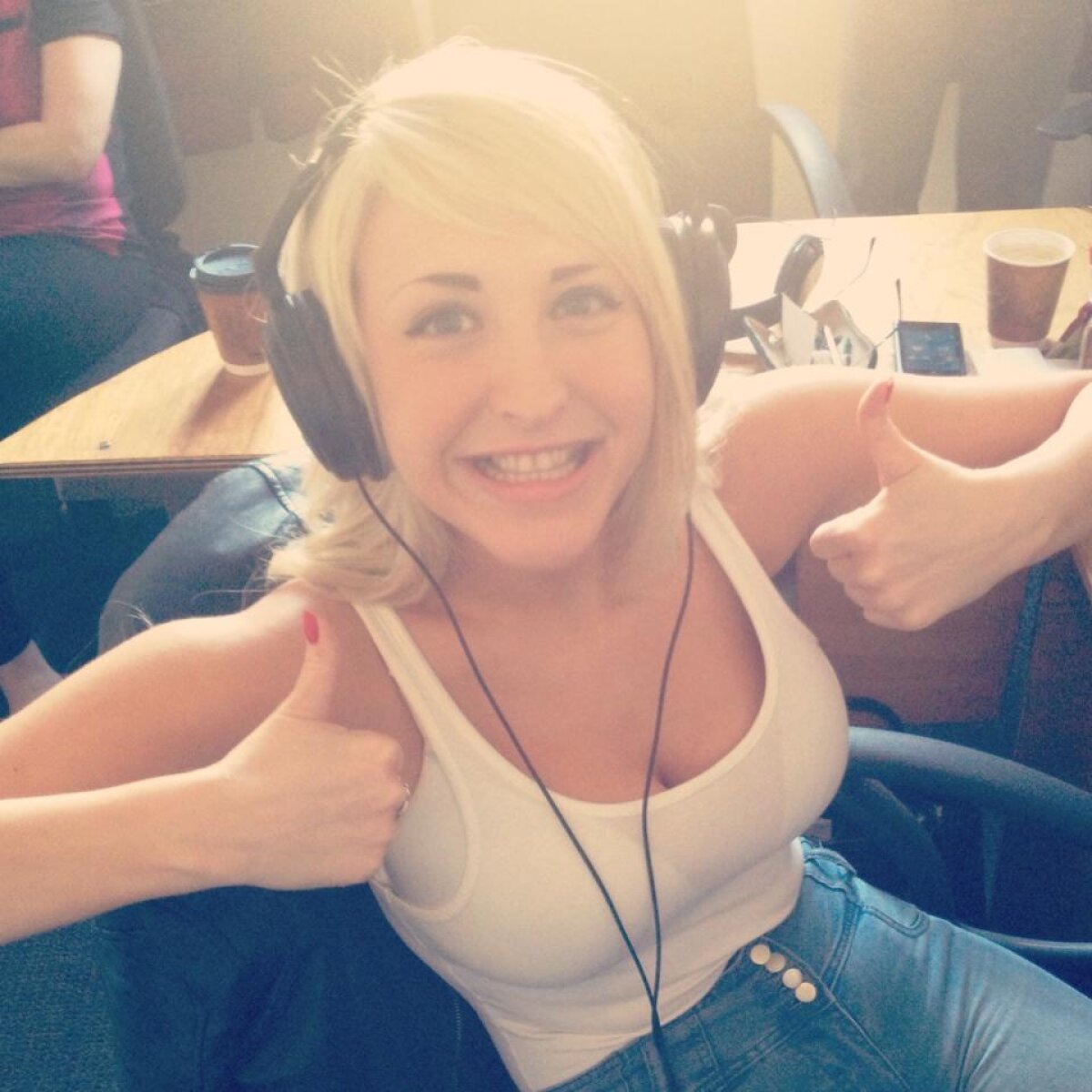 FOTO Ea sparge audiențele la Leeds TV! Cine e blonda sexy care îi încântă pe suporterii britanici