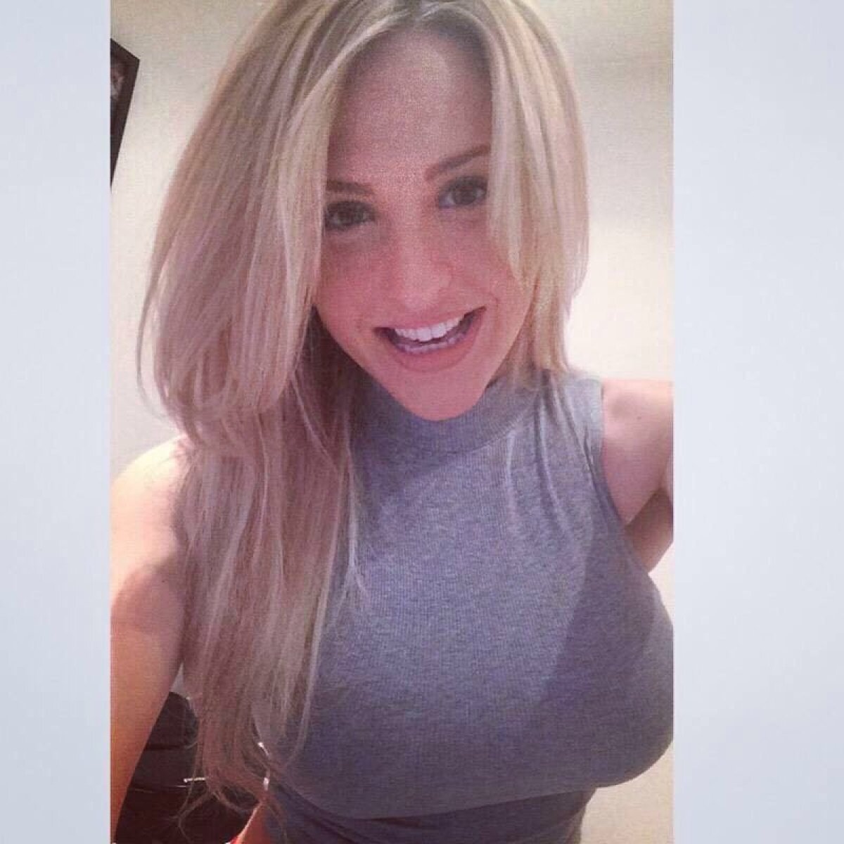 FOTO Ea sparge audiențele la Leeds TV! Cine e blonda sexy care îi încântă pe suporterii britanici