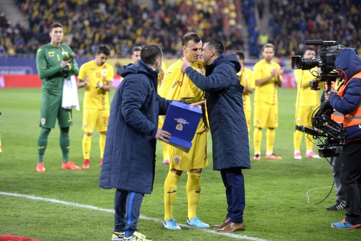 GAFĂ amuzantă înainte de România - Olanda » Contra l-a premiat pe Chiricheș pentru 50 de prezențe la națională! Dar a greșit FLAGRANT