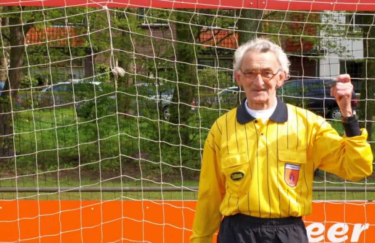 FOTO Guiness Book mai așteaptă! Ghinion teribil pentru arbitrul de 80 de ani: s-a accidentat înaintea meciului 3.000