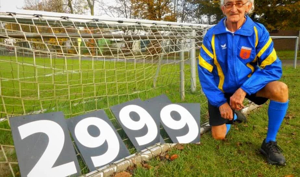FOTO Guiness Book mai așteaptă! Ghinion teribil pentru arbitrul de 80 de ani: s-a accidentat înaintea meciului 3.000