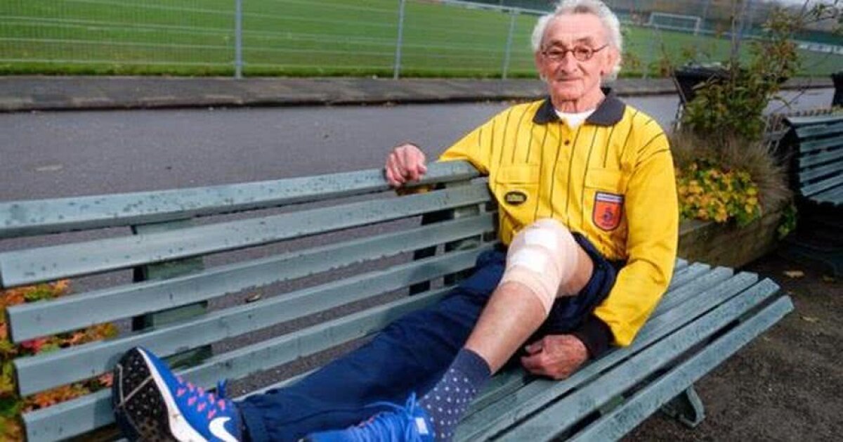 FOTO Guiness Book mai așteaptă! Ghinion teribil pentru arbitrul de 80 de ani: s-a accidentat înaintea meciului 3.000