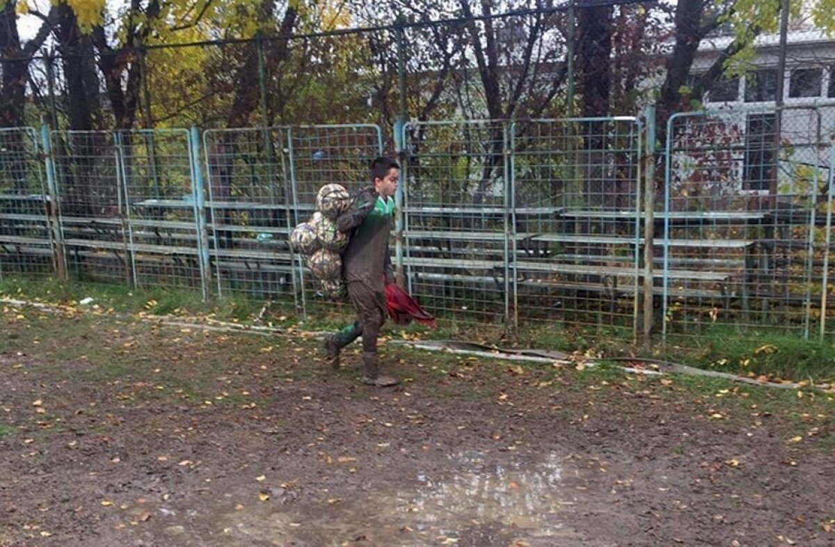 EXCLUSIV // FOTO ȘOCANT! Cum arată fotbalul juvenil din București în 2017 » Dinamo a jucat pe un teren mizerabil, iar o altă echipă a refuzat să dispute partida: "Această orezărie e o rușine!"