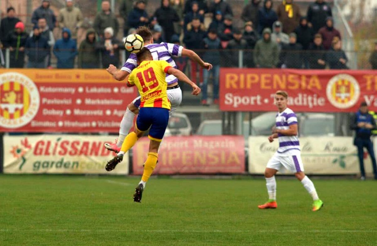 VIDEO + FOTO Derby-ul Timișoarei din Liga a 2-a, tranșat de ASU Politehnica » Fanii alb-violeți au făcut show de pe un dâmb de lângă arenă