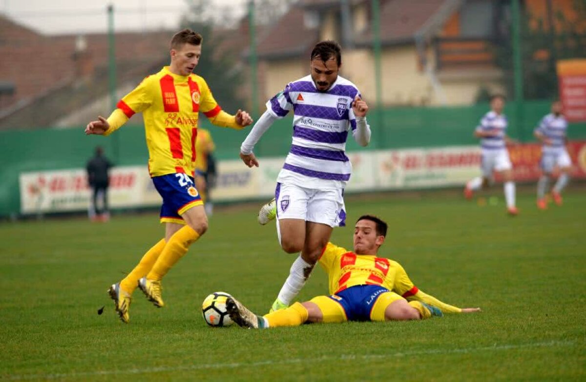 VIDEO + FOTO Derby-ul Timișoarei din Liga a 2-a, tranșat de ASU Politehnica » Fanii alb-violeți au făcut show de pe un dâmb de lângă arenă