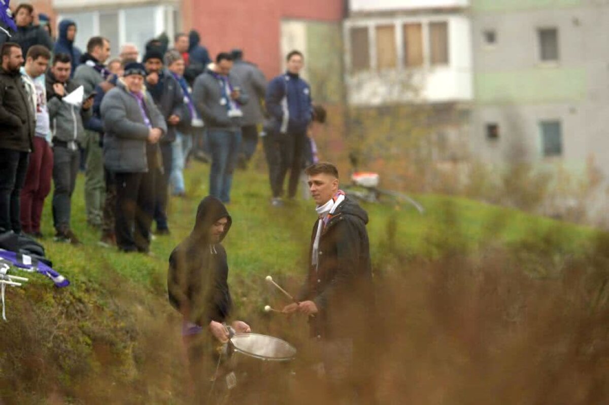 VIDEO + FOTO Derby-ul Timișoarei din Liga a 2-a, tranșat de ASU Politehnica » Fanii alb-violeți au făcut show de pe un dâmb de lângă arenă