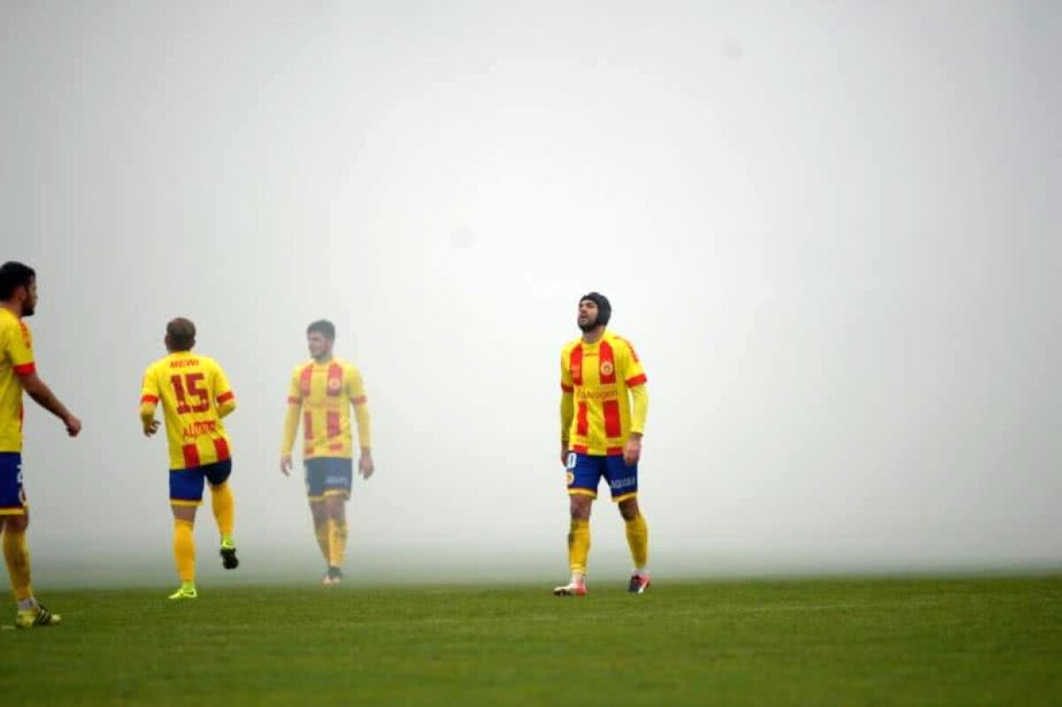 VIDEO + FOTO Derby-ul Timișoarei din Liga a 2-a, tranșat de ASU Politehnica » Fanii alb-violeți au făcut show de pe un dâmb de lângă arenă