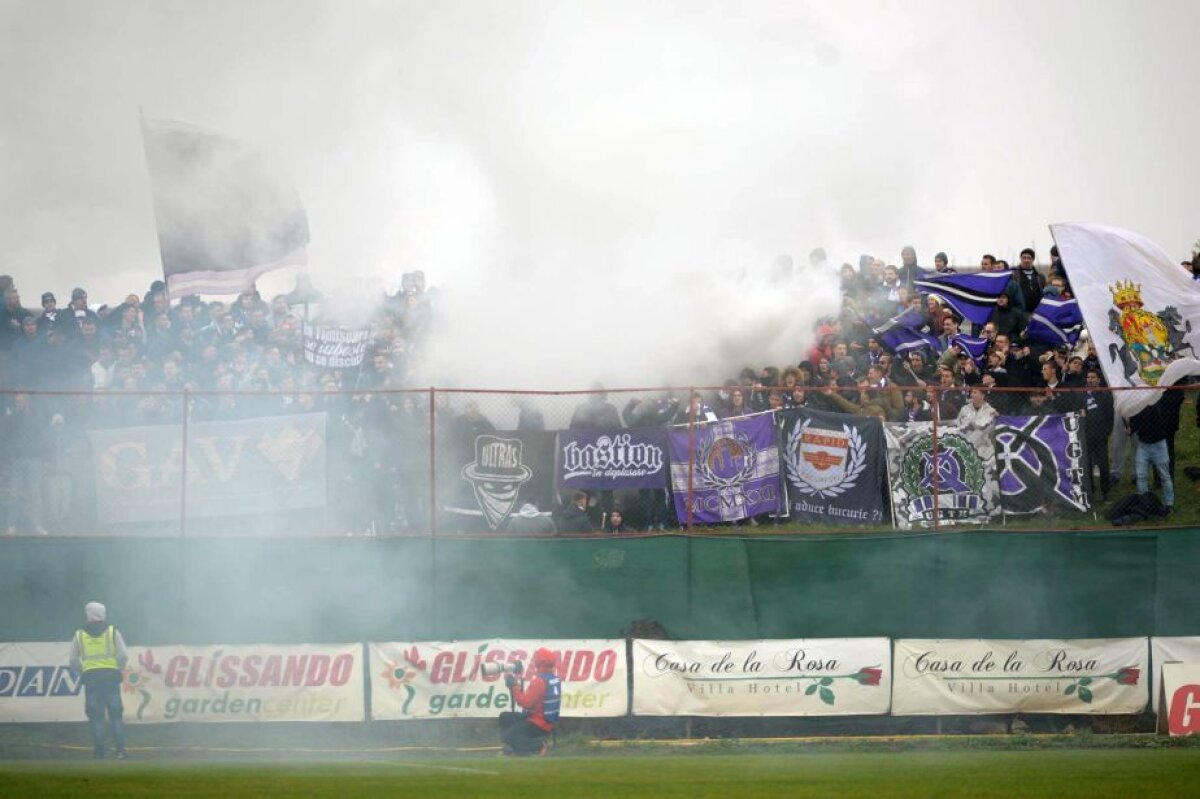 VIDEO + FOTO Derby-ul Timișoarei din Liga a 2-a, tranșat de ASU Politehnica » Fanii alb-violeți au făcut show de pe un dâmb de lângă arenă